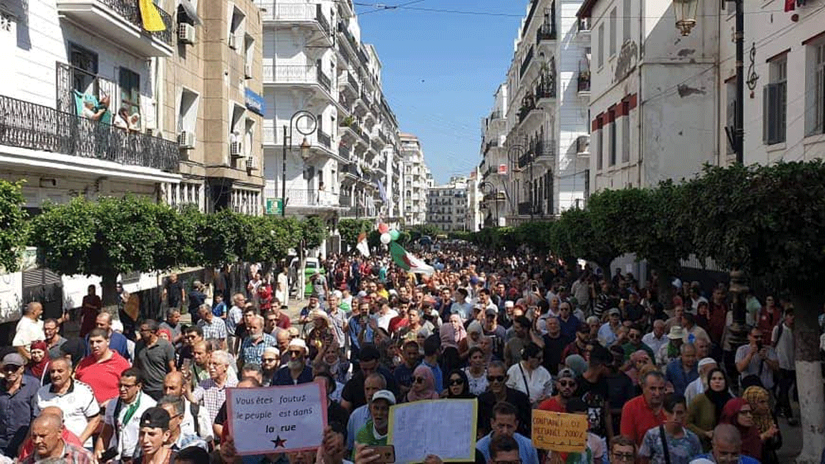 آلاف الطلبة الجزائريين يطالبون بالتوافق قبل الانتخابات الرئاسية (صور)