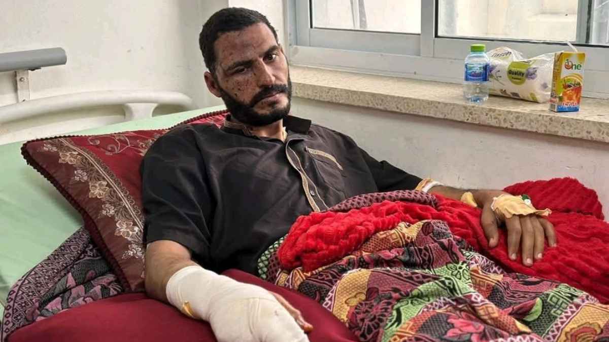 أصيب بغارة سابقة.. إسرائيل تغتال الصحفي حسن اصليح بمستشفى ناصر (فيديو)