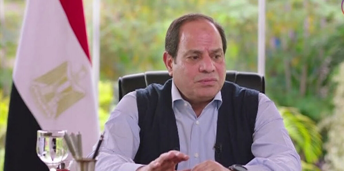 السيسي يحذّر وزراءه من حكومة "نسائية" محتملة ويطالب الشعب بالانتخاب (فيديو)