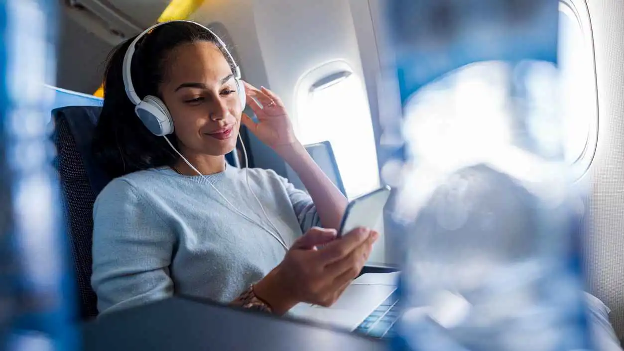 تشغيل الموسيقى بصوت عالٍ قد يمنعك من السفر بالطائرة