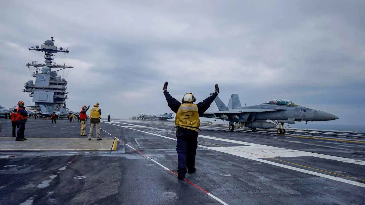 مقاتلة على حاملة الطائرات (يو إس إس جيرالد ر. فورد)