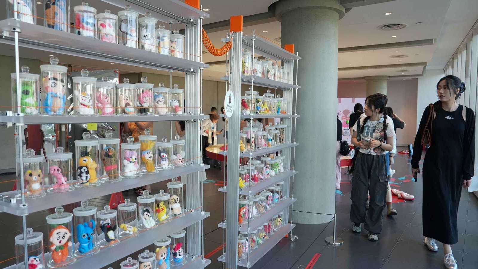 من الصنادل إلى الوسائد.. معرض للقطع "القبيحة" في الصين (صور)