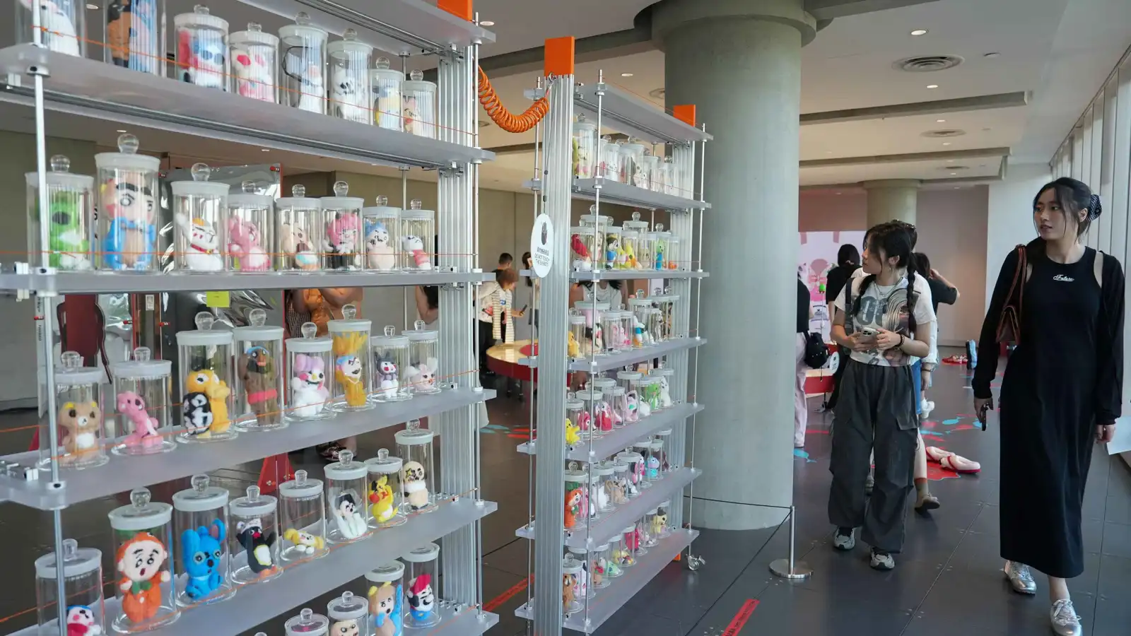 من الصنادل إلى الوسائد.. معرض للقطع "القبيحة" في الصين (صور)