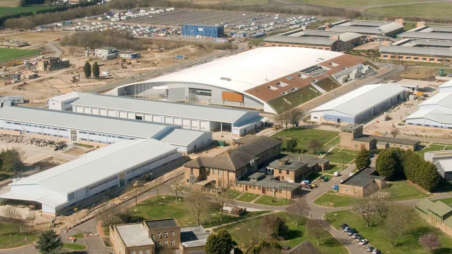 بريطانيا تحظر إيقاف السيارات الكهربائية الصينية قرب منشآتها الحساسة