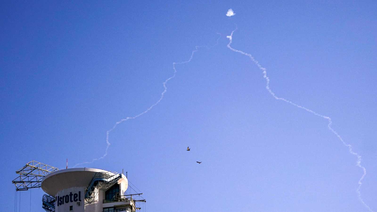 الدفاعات الإسرائيلية تعترض صاروخ أطلق من اليمن