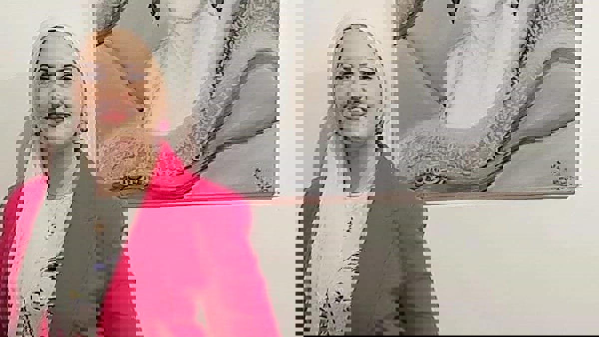 التشكيلية التونسية تقوى الخليفي تتناول قضايا المرأة في معرضها بسوسة