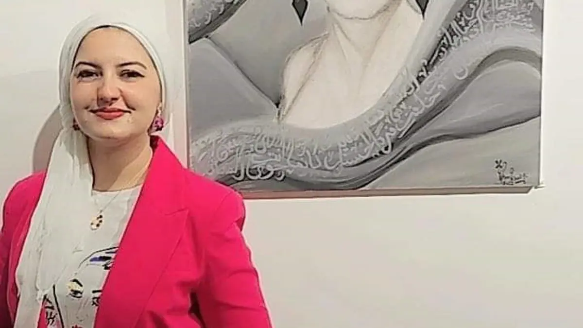 التشكيلية التونسية تقوى الخليفي تتناول قضايا المرأة في معرضها بسوسة