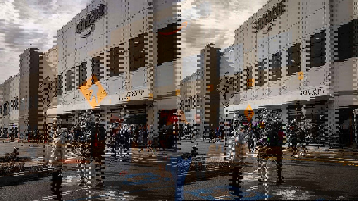 أمازون تغلق منصة تعليمية رقمية وشركة لتوصيل الطعام