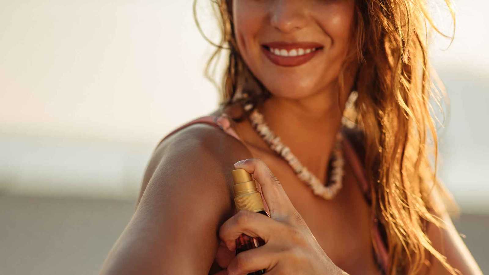 "ترند التسمير بماء الملح" على تيك توك.. ماذا يقول الخبراء؟