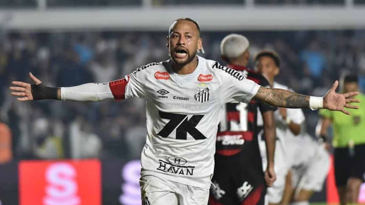 نيمار يحتفل مع نجم الهلال السعودي عقب الفوز على فلامنغو (فيديو)