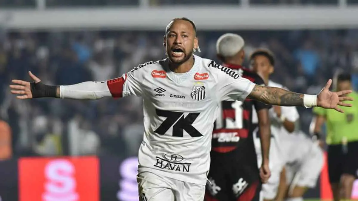 نيمار يحتفل مع نجم الهلال السعودي عقب الفوز على فلامنغو (فيديو)