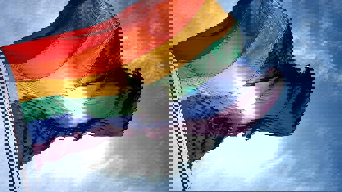 الحكومة العراقية تستنكر رفع علم للمثليين في بغداد