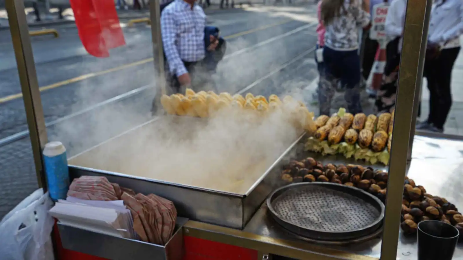 بائع "لبلبي" عراقي يحظى بشهرة واسعة لشبهه بدونالد ترامب (فيديو)