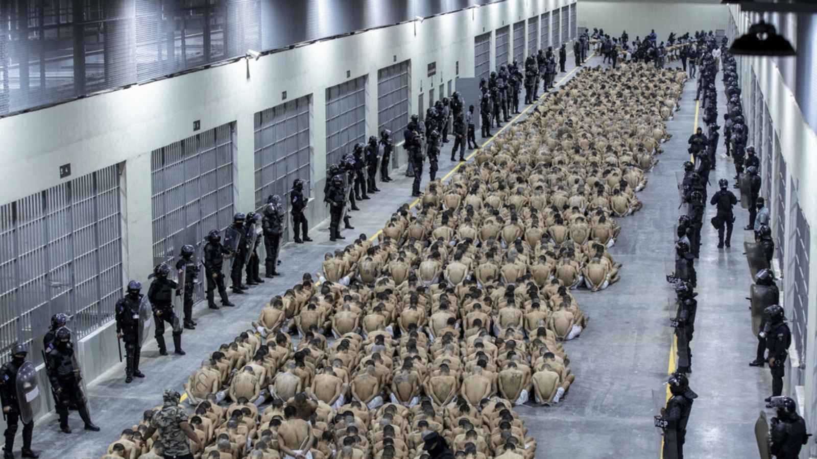 مهاجرون فنزويليون رُحّلوا إلى السلفادور يطالبون بإعادة محاكمتهم في أمريكا