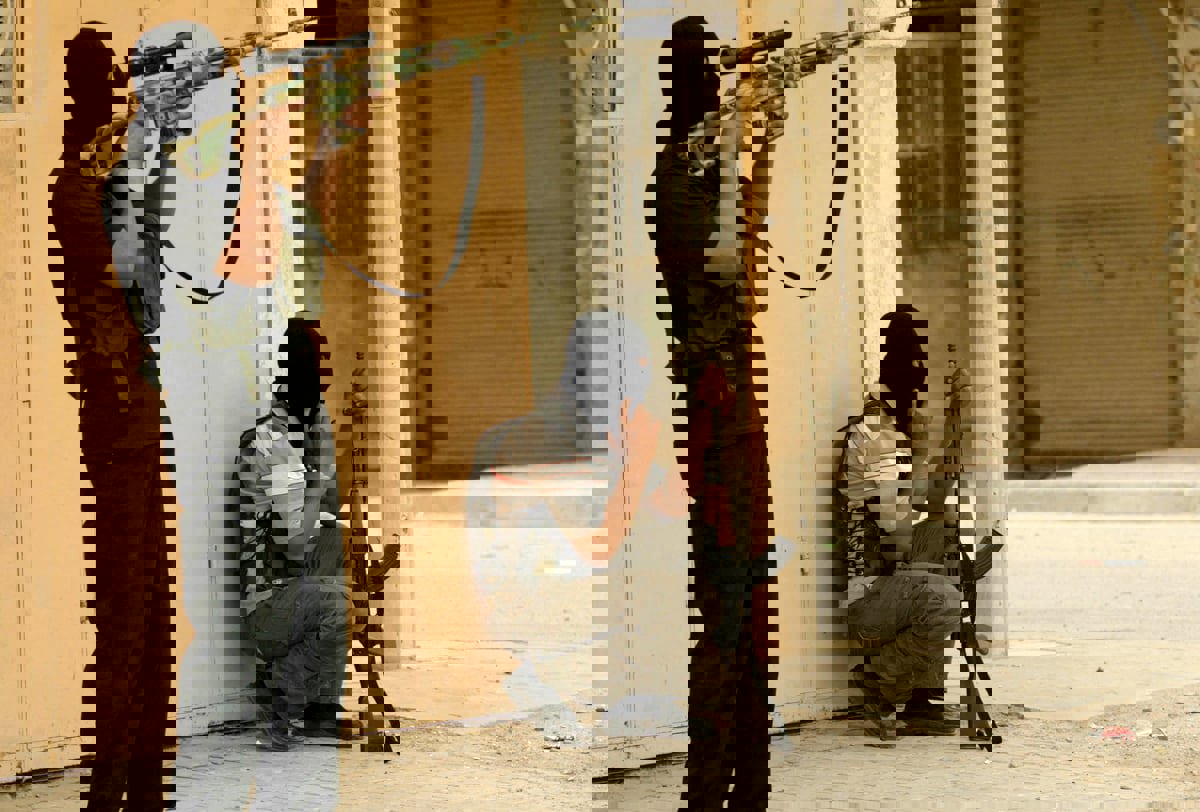 "تنافس الدولة".. حكومة العراق تسعى لتجريد العشائر من السلاح بشرائه