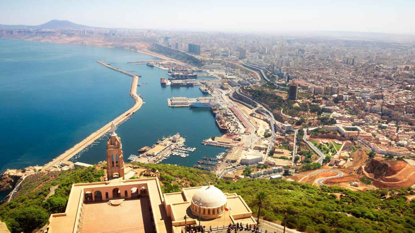 أغنية تجرّ مغنيا جزائريا مشهورا إلى السجن (صورة)