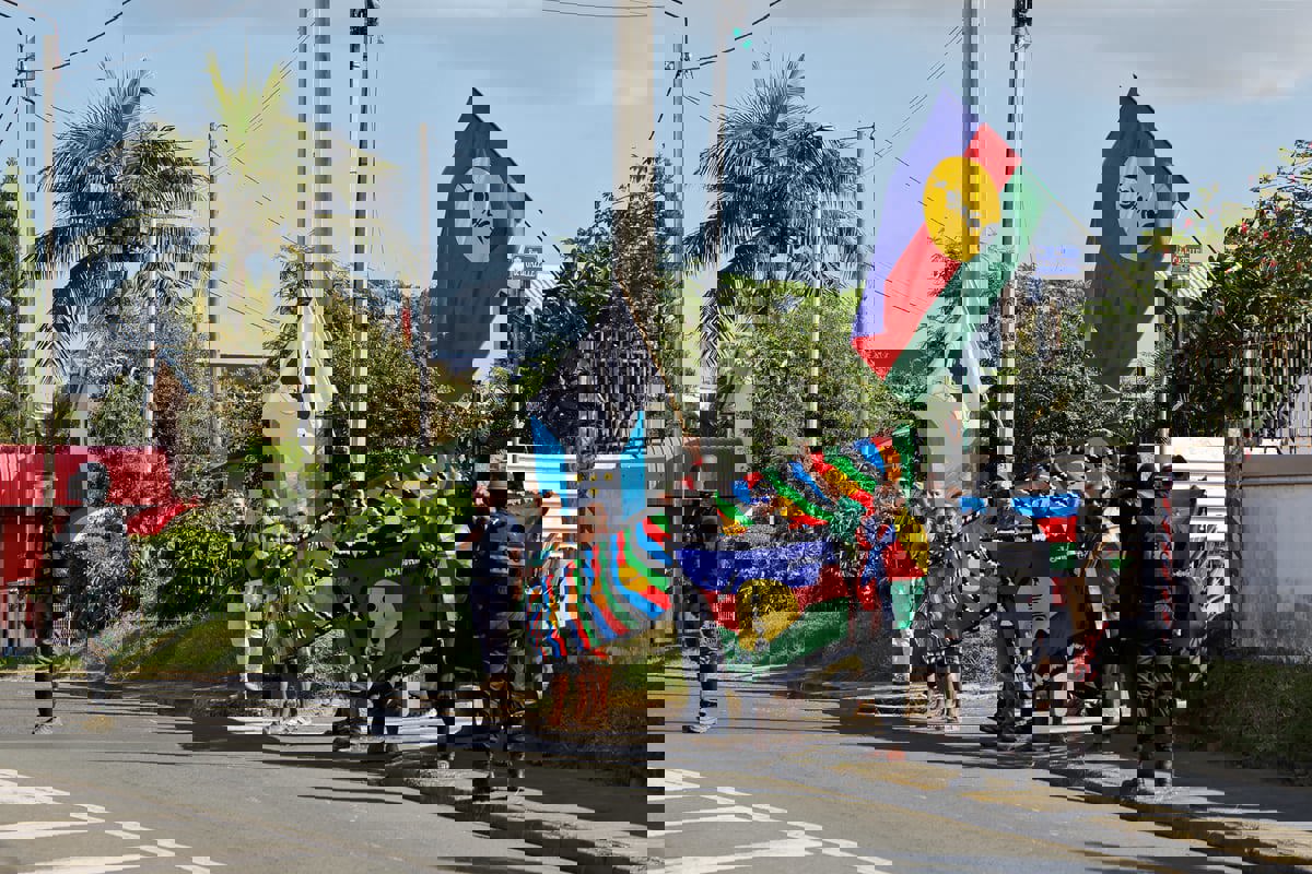 بعد ساعات من زيارة ماكرون.. قتيل برصاص الشرطة في كاليدونيا الجديدة