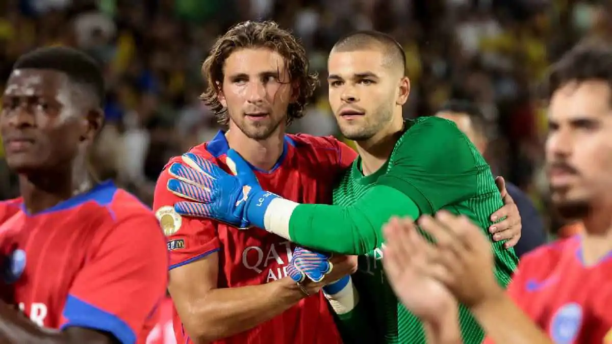 مدافع باريس سان جيرمان الأوكراني يطالب بطرد حارس المرمى الروسي