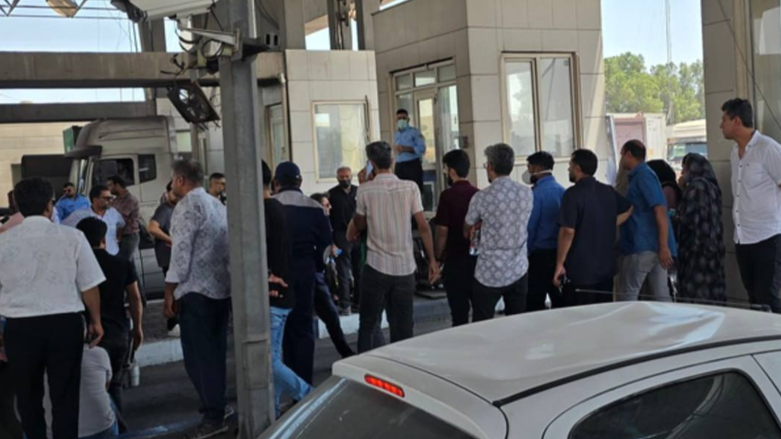 أُسر ضحايا انفجار ميناء رجائي يطالبون بكشف مصير المفقودين