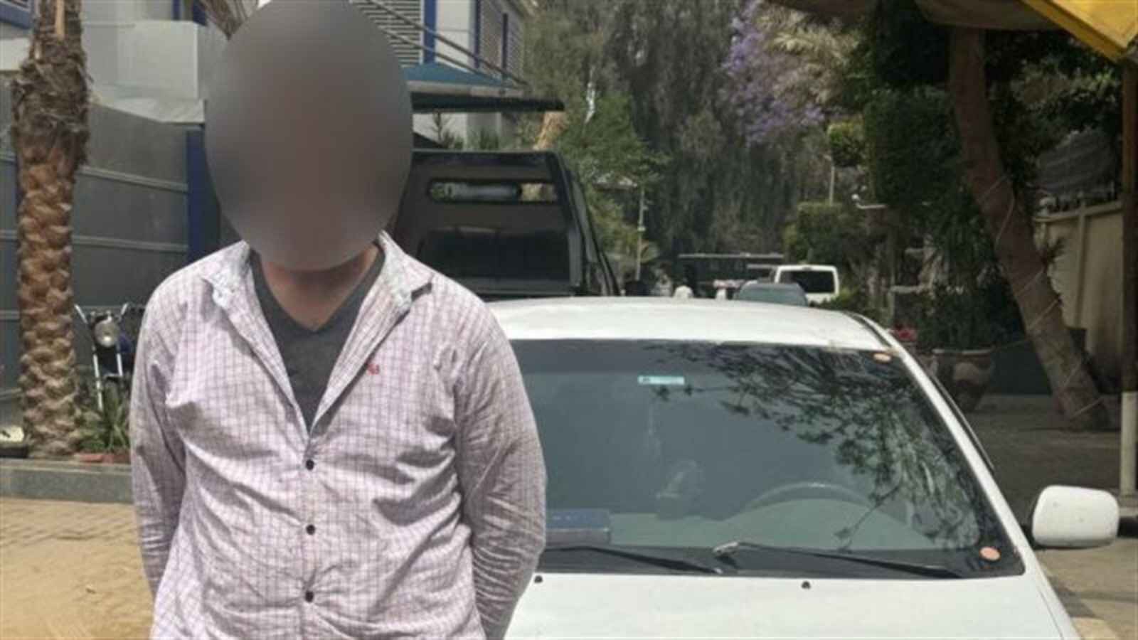 بسبب خلاف على الأجرة.. سائق سيارة يصدم "راكبا" بطريقة مروعة