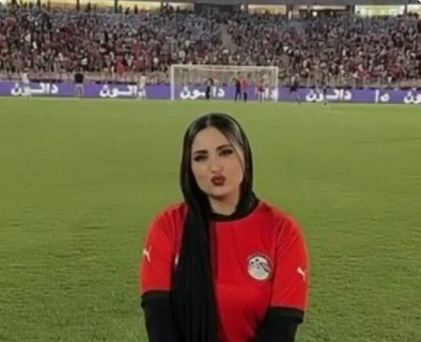 رنا محمد ظهرت بجوار محمد الشناوي في مباراة مصر وغينيا بيساو