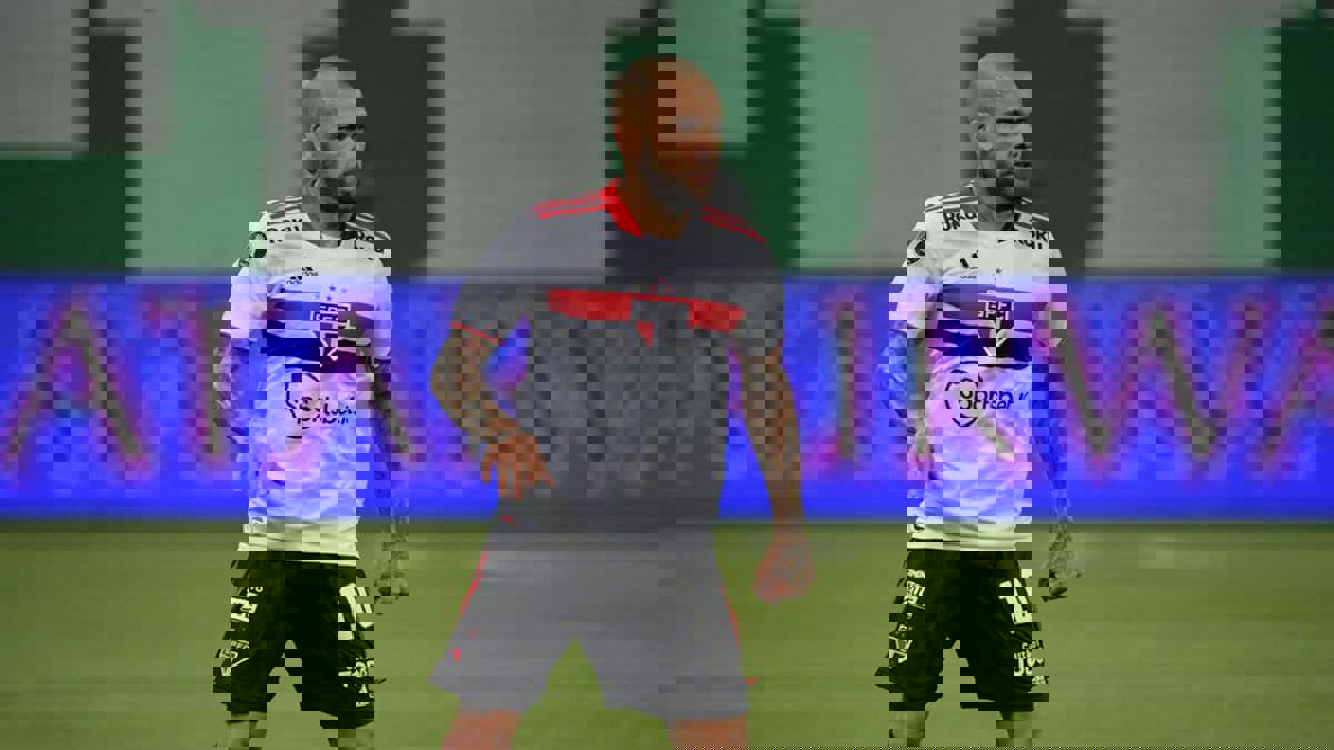 تزامنا مع تقارير رحيله إلى الخليج.. داني ألفيس يقاطع تدريبات ناديه ويطالب بأمواله المتأخرة