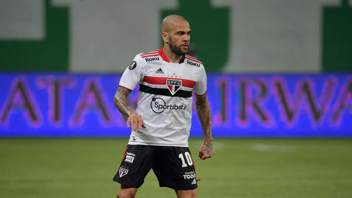 تزامنا مع تقارير رحيله إلى الخليج.. داني ألفيس يقاطع تدريبات ناديه ويطالب بأمواله المتأخرة