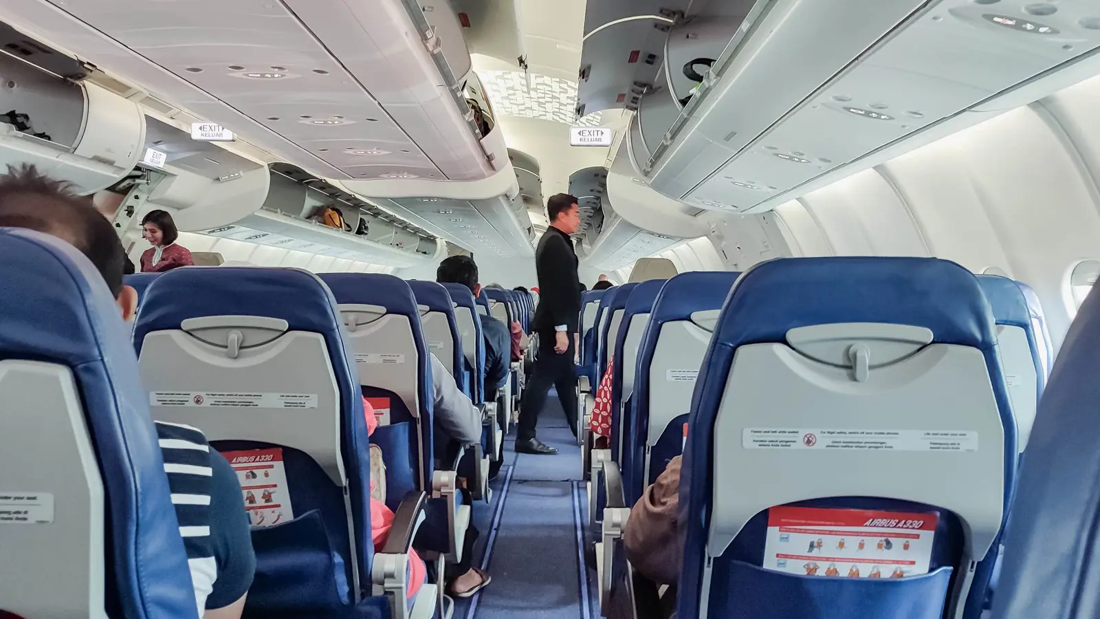 رمز "أقدام حيوان" على مقعد الطائرة يربك راكبا.. ما معناه؟