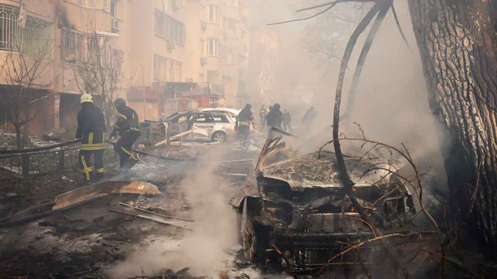 سقط قرب محطة مترو.. استنفار في كييف بسبب حطام مسيّرة