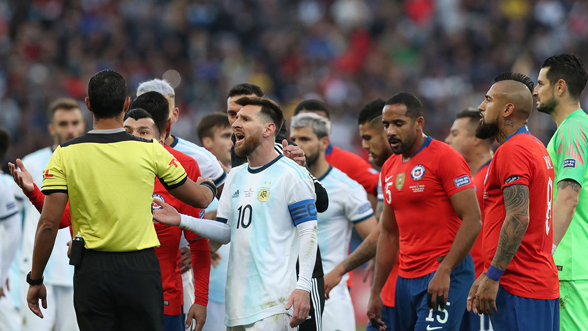 إيقاف ميسي مباراة واحدة بعد طرده في مباراة الأرجنتين ضد تشيلي في كوبا أمريكا