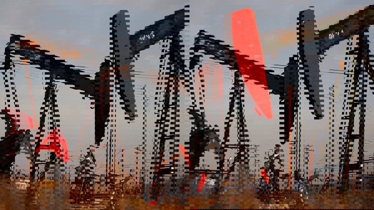 النفط يرتفع لكن العزل في أوروبا والمخزون الأمريكي يحدان من المكاسب