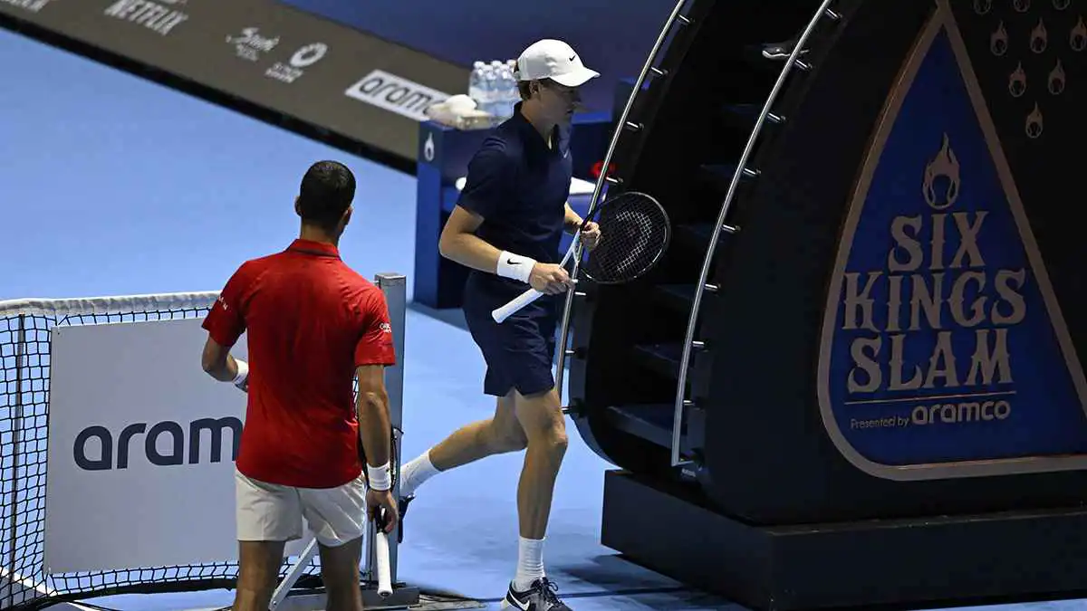 يانيك سينر يفوز على ديوكوفيتش ويصعد لنهائي Six Kings Slam 2025 بالرياض