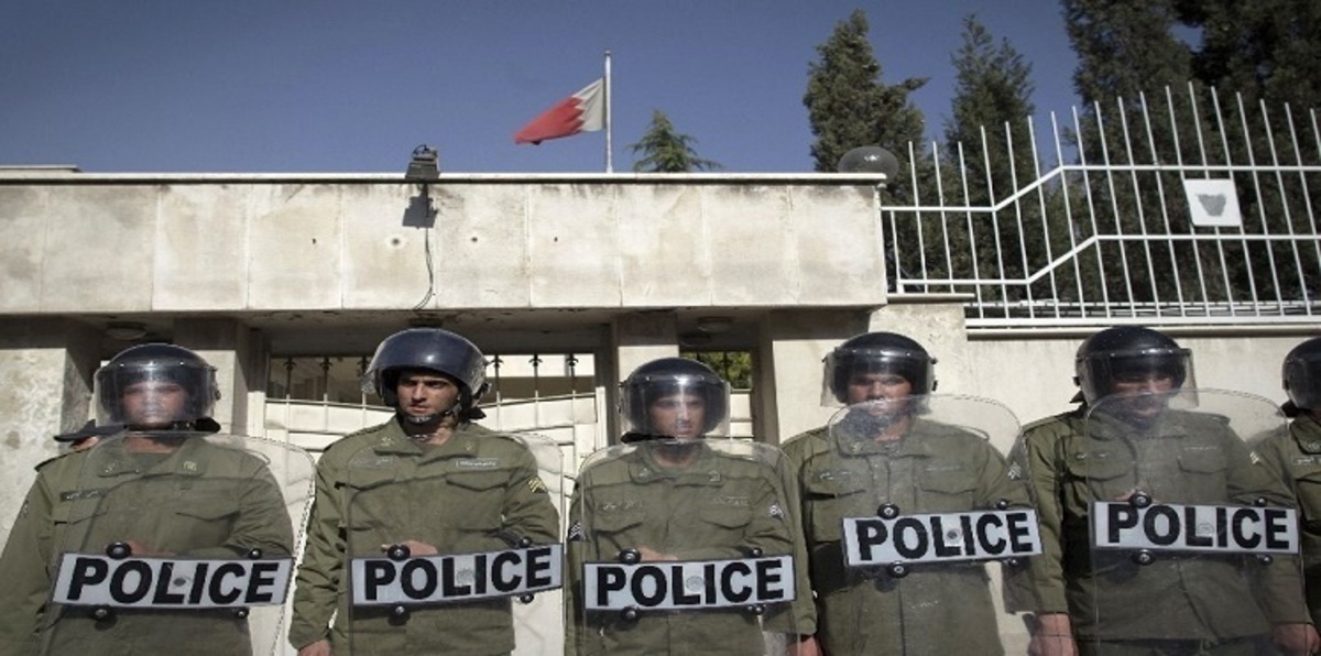 منعًا لاستهدافها.. الشرطة الإيرانية تطوق محيط سفارة البحرين المغلقة في طهران