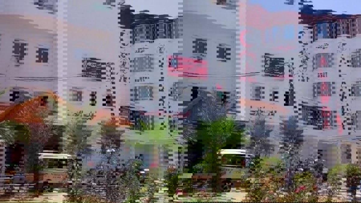 إسرائيل تعتقل مدير مستشفى العودة شمال غزة وتقصف مجمع الشفاء