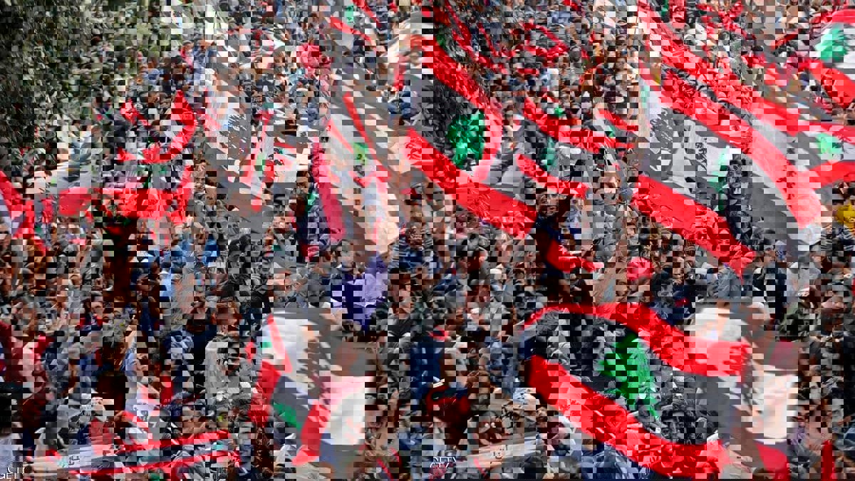 فتح الطرقات في لبنان رغم الاحتجاجات.. والحكومة تتولى تصريف الأعمال