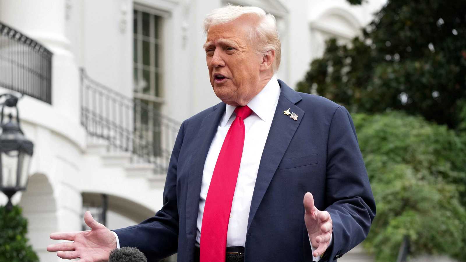 ترامب في البيت الأبيض يتحدث إلى الصحافيين