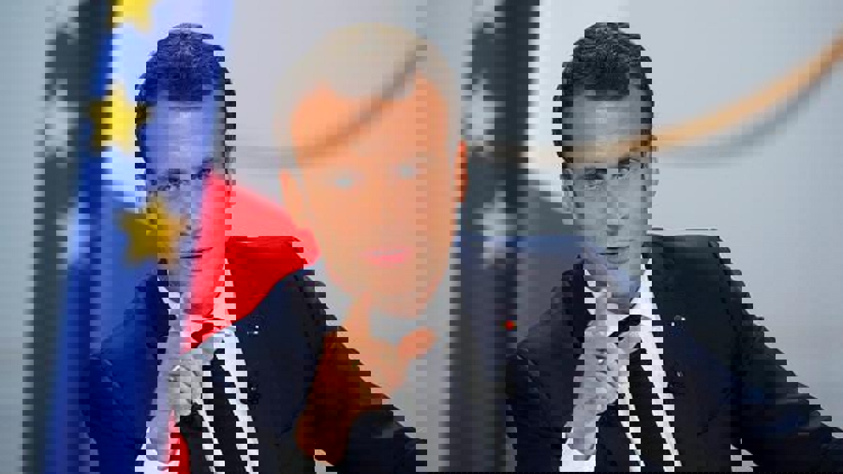 ماكرون يدعو إيران إلى احترام تعهداتها النووية