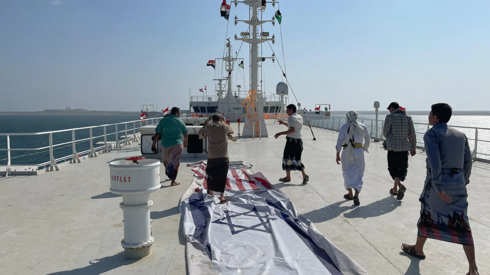 رغم هدنة غزة.. شركات الشحن "متخوفة" من ممارسات الحوثيين في البحر الأحمر