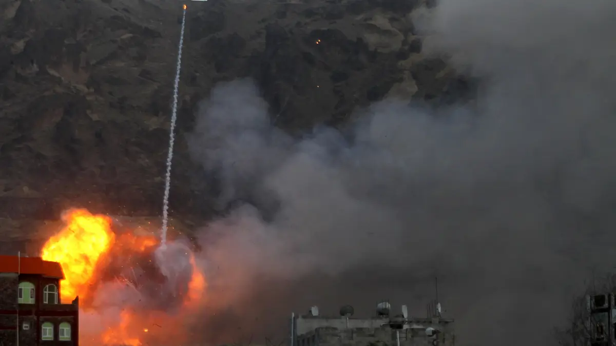 انفجارات عنيفة جنوب العاصمة اليمنية صنعاء (فيديو)