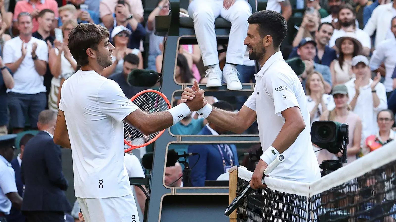 ممثل بريطاني شهير ينام أثناء مباراة ديوكوفيتش وكوبولي ببطولة ويمبلدون (فيديو)