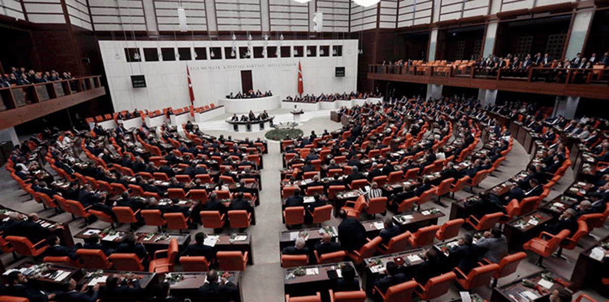 تركيا.. حزب الشعوب الديمقراطي يعلق نشاطه البرلماني بعد اعتقال رئيسيه