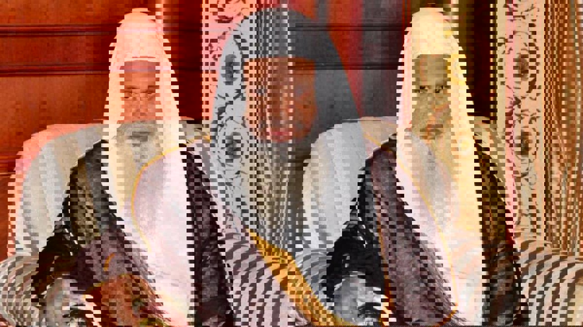 بكى قبل صلاته على والدته.. من هو الشيخ علي الحذيفي؟