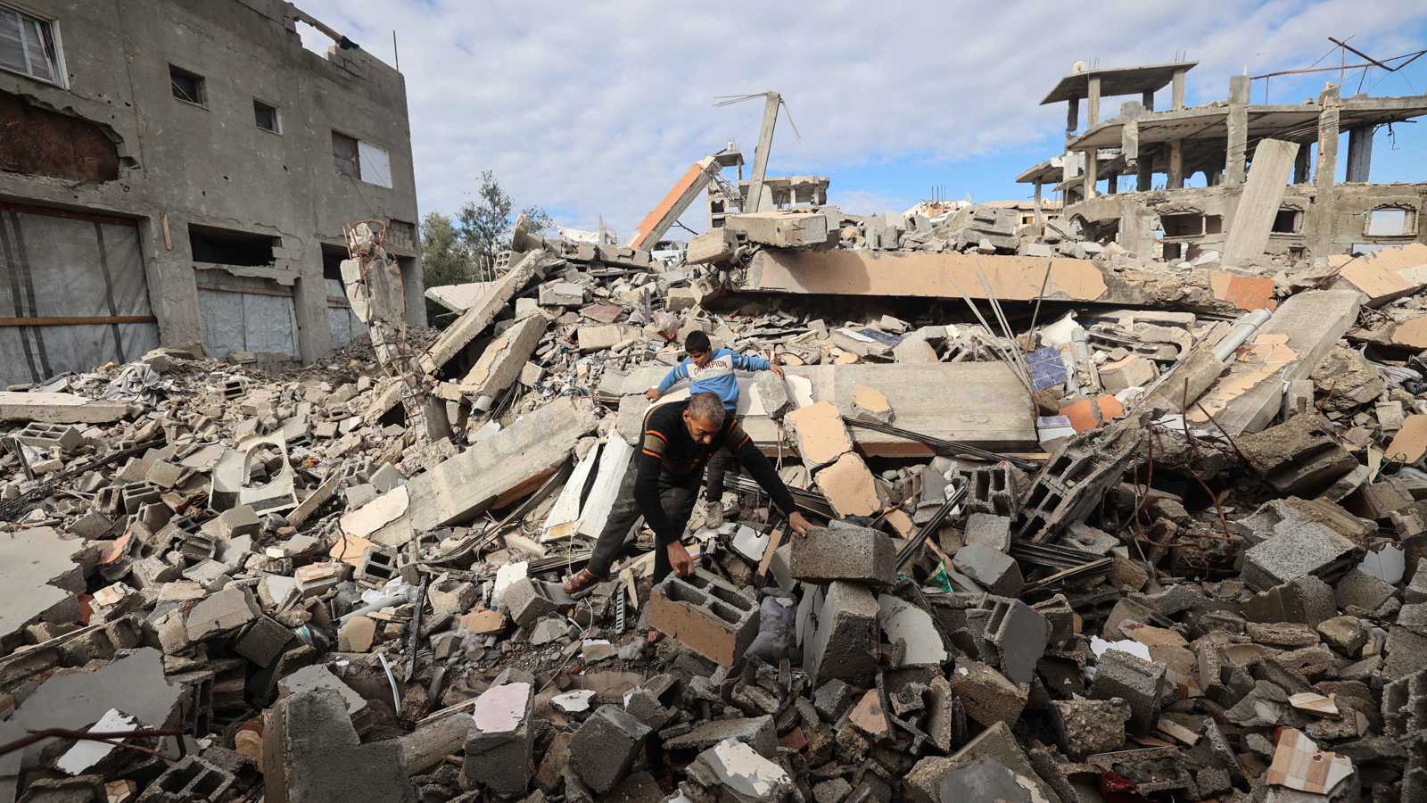 من البحر والبر والجو .. إسرائيل تكثف غاراتها على قطاع غزة