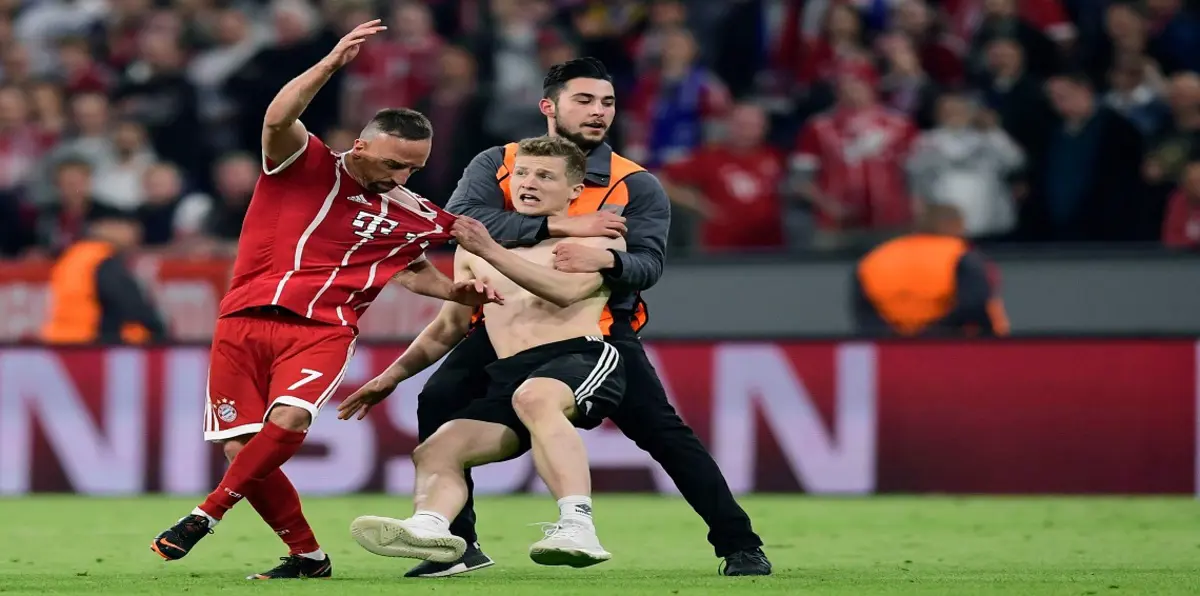 فرانك ريبيري يتعرض للضرب من أحد مشجعي بايرن ميونخ‎