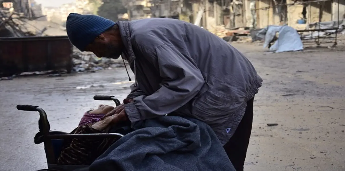 وفاة مسنة في شوارع حلب.. قصة تختصر معاناة المدينة المحاصرة (صور)