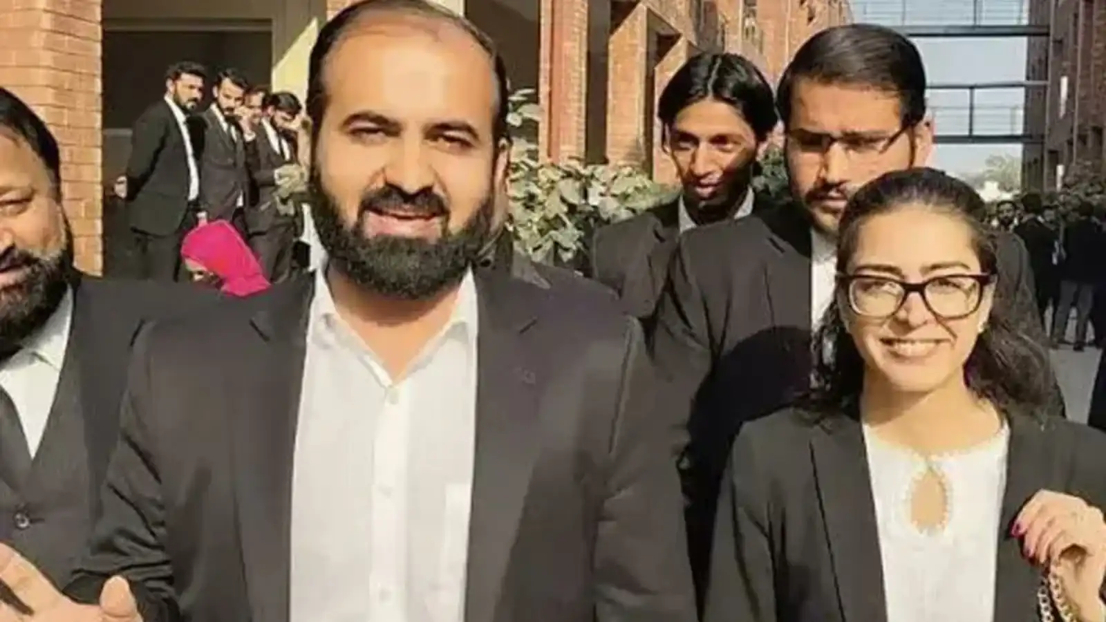 باكستان.. توقيف محامية بارزة وزوجها بتهمة "الإرهاب الإلكتروني" (صور)