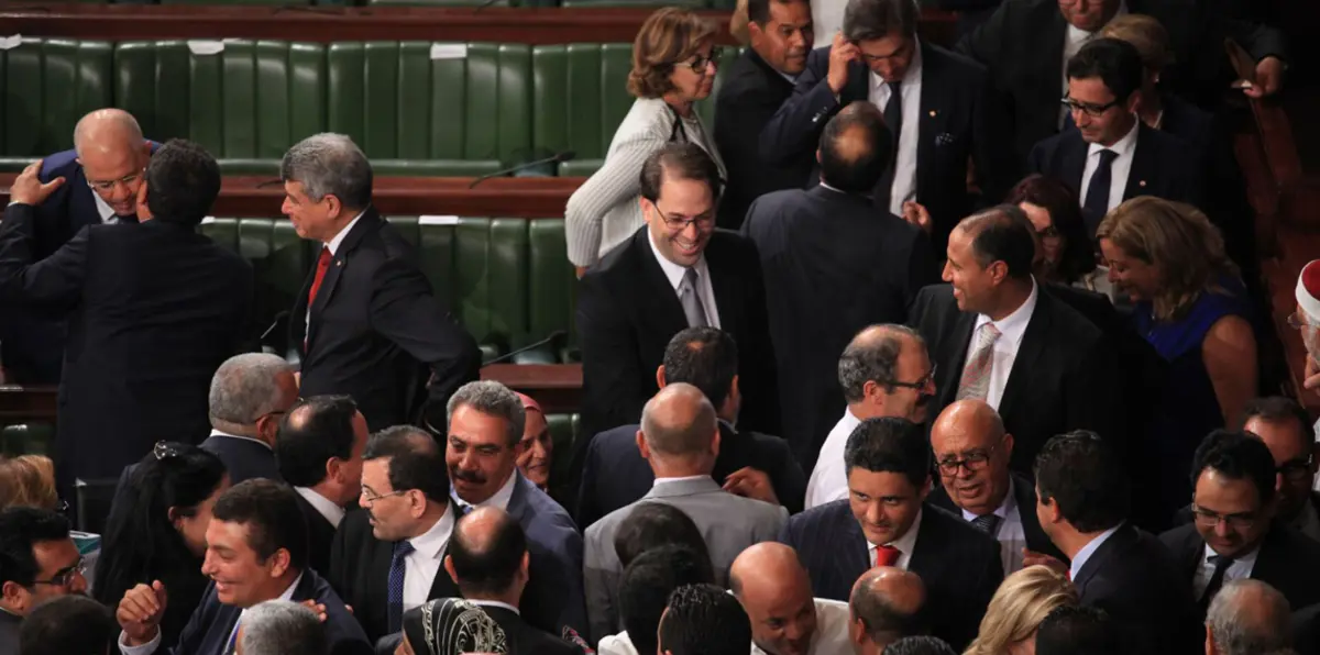 معركة الشاهد مع "نداء تونس" تدخل مرحلة "اللا عودة"