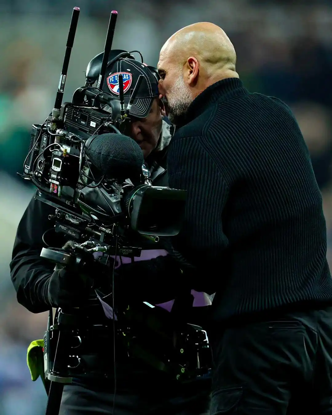 غوارديولا مع مصور تليفزيوني