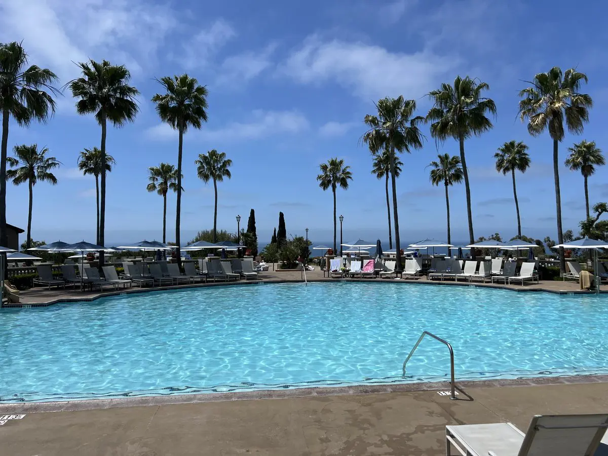 أب يعنف ابنه بطريقة مروعة في مسبح عام (فيديو)