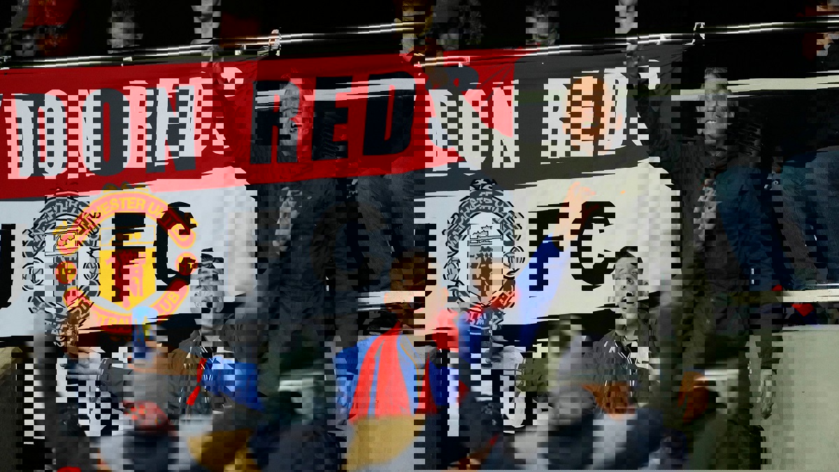 طعن أحد مشجعي مانشستر يونايتد بعد الفوز على باريس سان جيرمان في دوري أبطال أوروبا